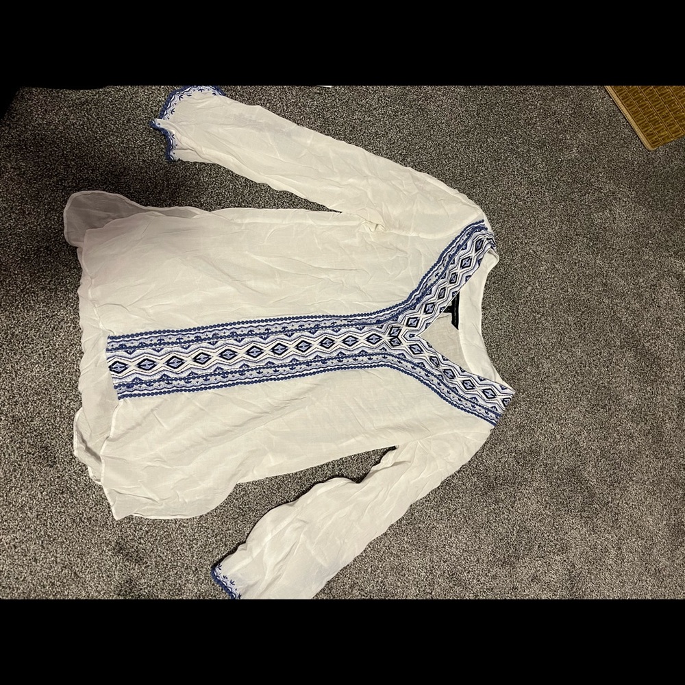 White House Black Market peasant shirt size 6